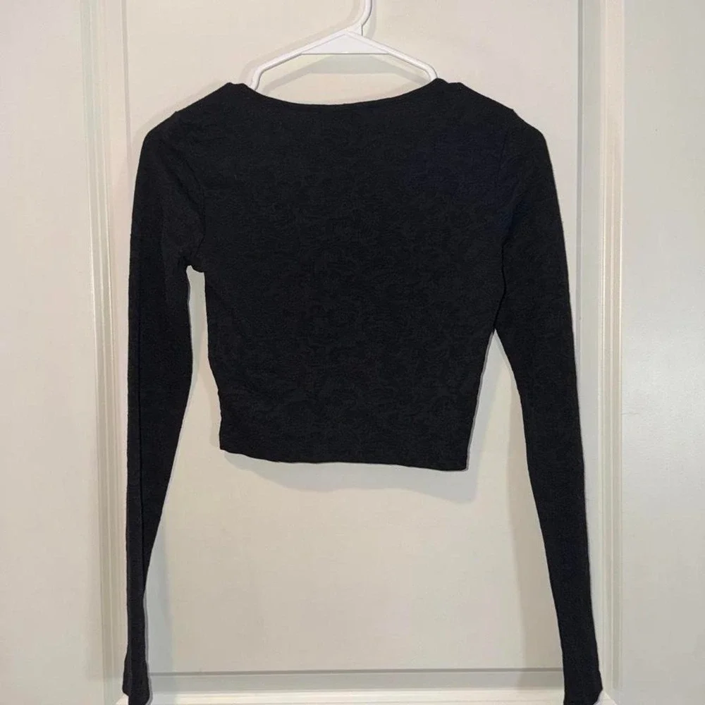 Forever 21 black long sleeve crop top in size S